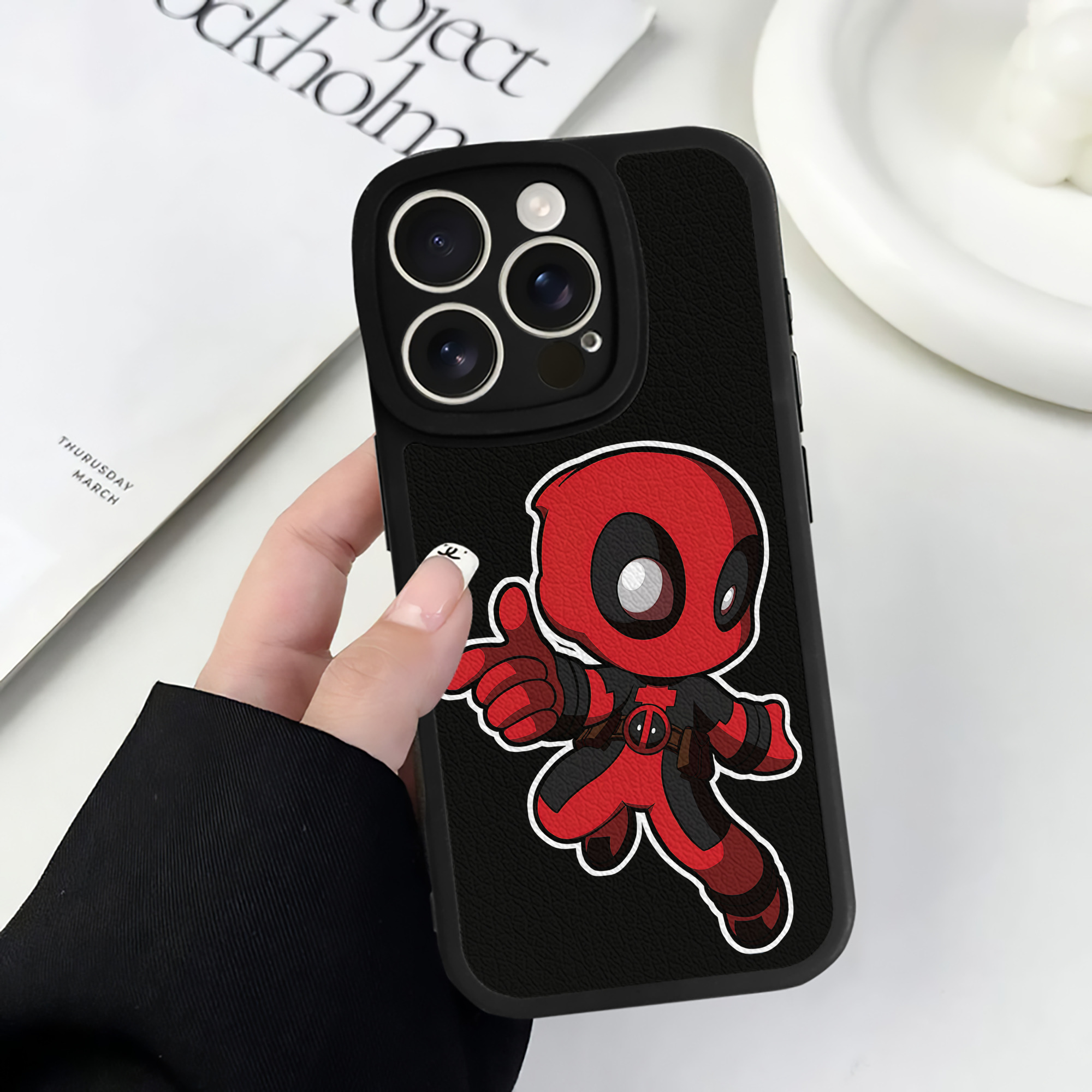（画像用） Deadpool デッドプール 【iPhone 16シリーズ対応】シリコンスマホケース（レザー調） 材質：シリコン